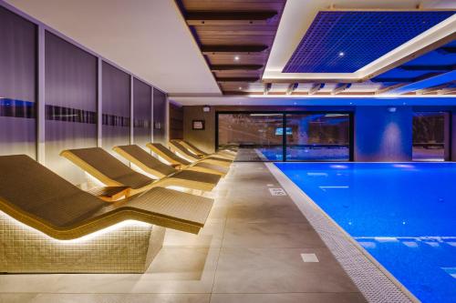 Gorski Hotel i Spa Kopaonik luksuzni apartmani na dan prva linija do skijaške staze