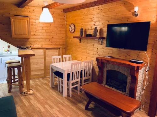 Udoban Konaci apartman Hani na Kopaoniku sa potpuno opremljenom kuhinjom, WiFi, krevetom i pogledom na grad