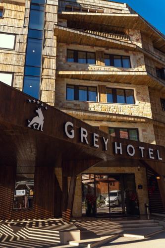 Grey Hotel Kopaonik sa pogledom na ski stazu Karaman Greben, luksuznim smeštajem i spa centrom.